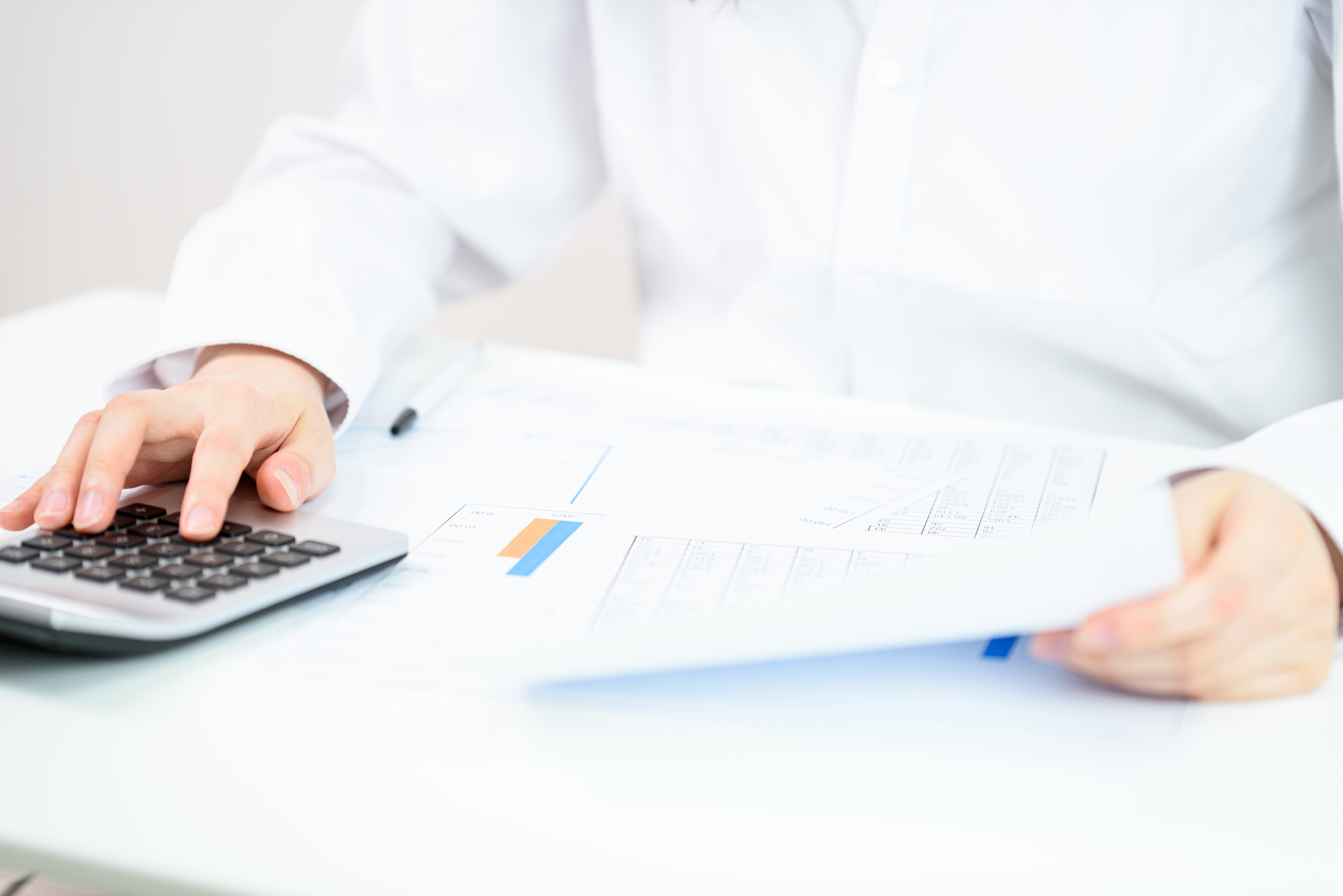 Magnifying glass with question mark in focus on wooden background. concept of search and research. search for an answer to question